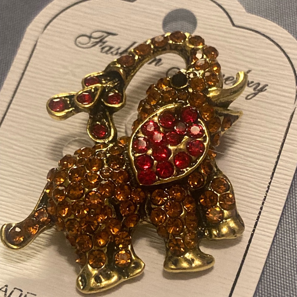 Sparkling Elephant Brooch - Picture 1 of 3